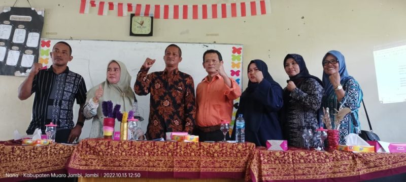 Moments hangat Keluarga besar Alumni SMPN 6 SENGETI saat Foto bersama 