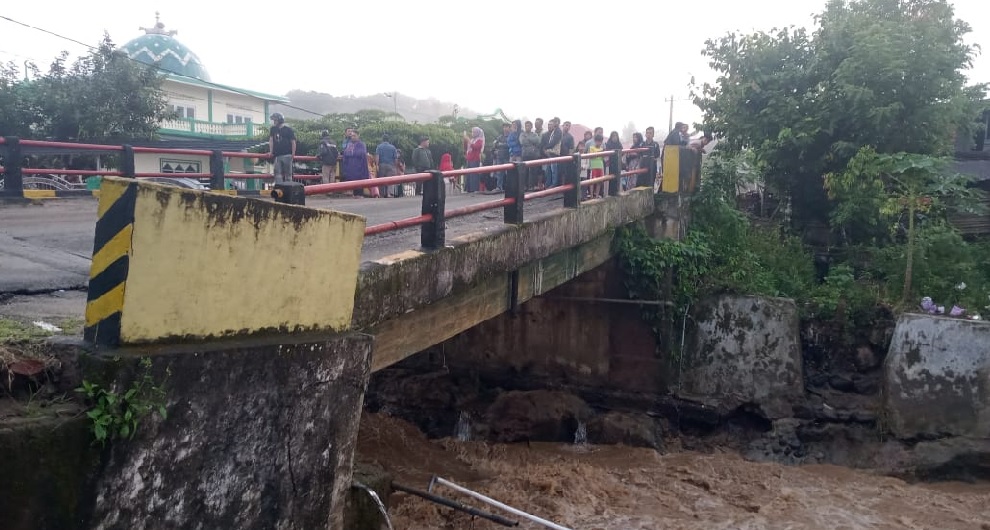 Foto Jambi Ekpres penampakan Jembatan Tamiai yang Tidak bisa dilalui pengguna Jalan. 